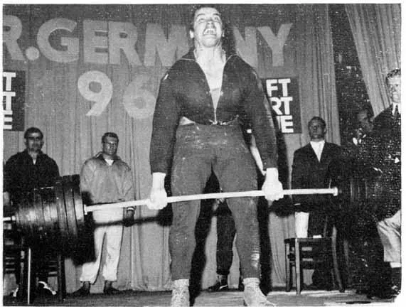 arnold-deadlifting arnold-deadlifting
