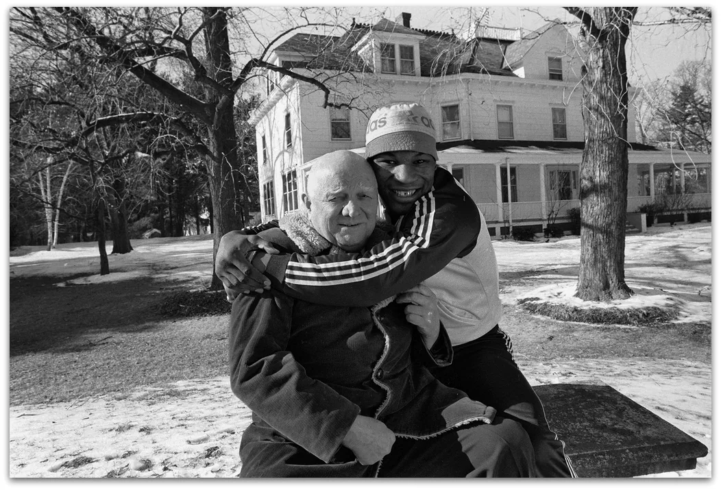 mike-tyson-and-cus-damato-hug
